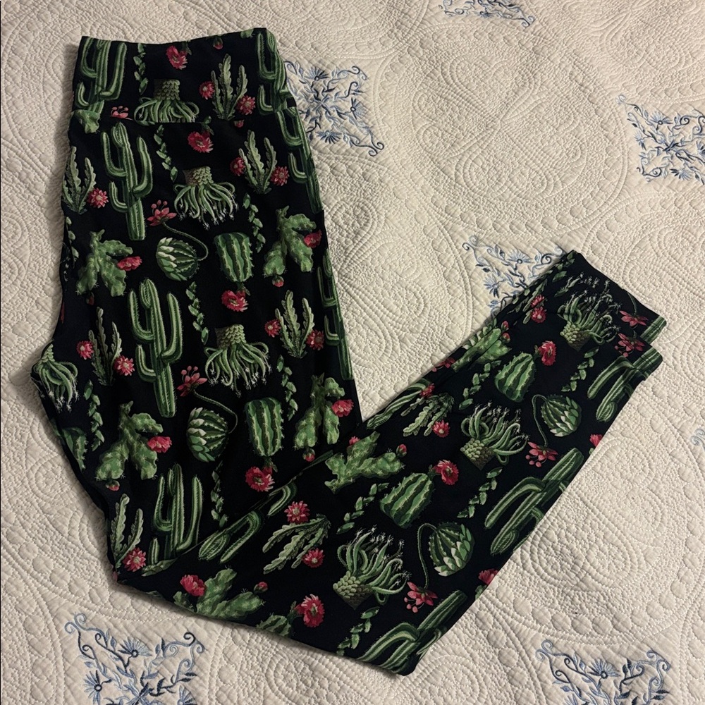 ✨3 for $15 ✨ LuLaRoe Black and Green Cactus Print Leggings TC